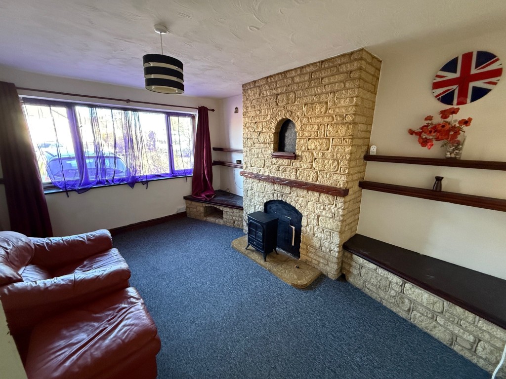 Lot: 177 - TWO-BEDROOM GROUND FLOOR MAISONETTE WITH GARDEN - Living Room